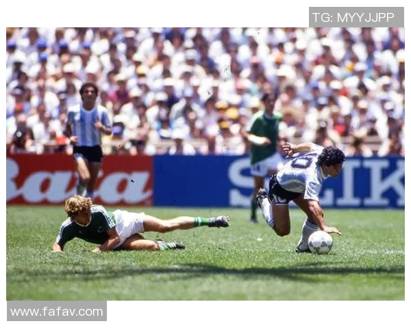 《精彩足球瞬间回顾:球星技艺与进球之美》 《精彩足球瞬间回顾:球星技艺与进球之美》