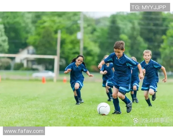 绿茵场上巨星蓄力发球瞬间尽显力量与优雅风采